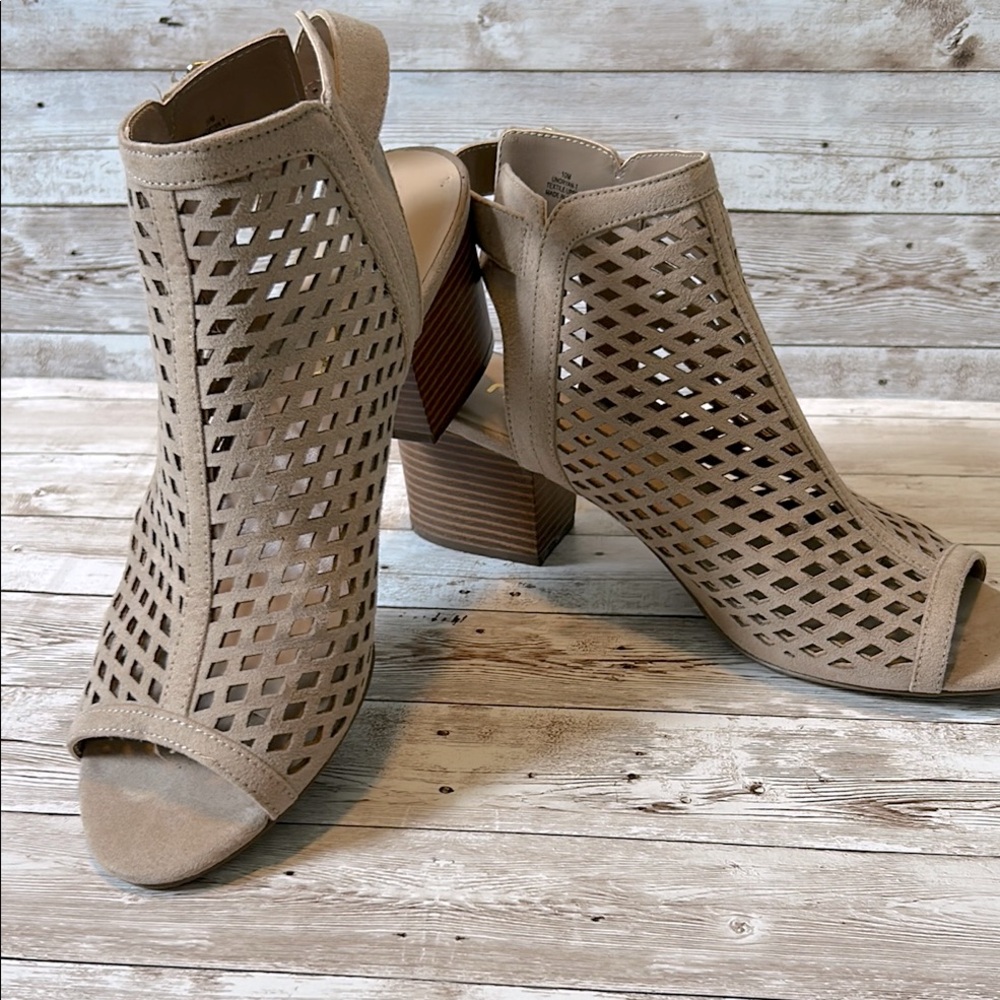 “Unisa”brand, vegan suede, perforated, open toe, chunky heeled shoe - size 10 - Picture 1 of 10